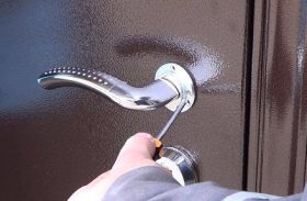 Замена дверной ручки металлической двери в Одинцово