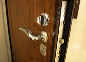 Замена входной двери в квартире в Одинцово